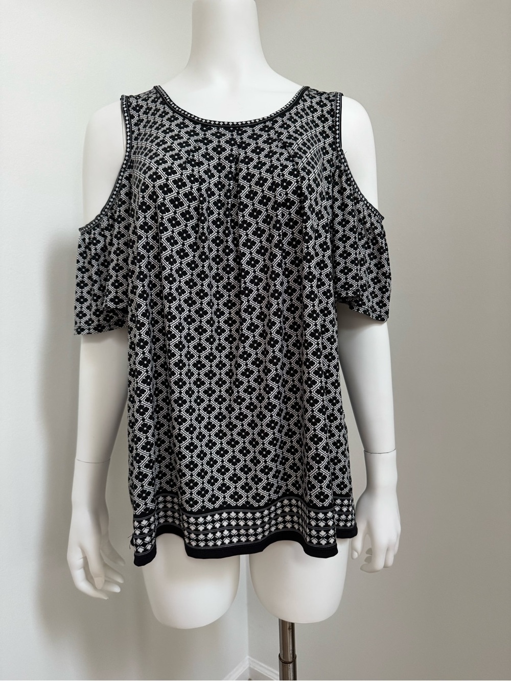 Max Studio Black & White Cold-Shoulder Geometric Top